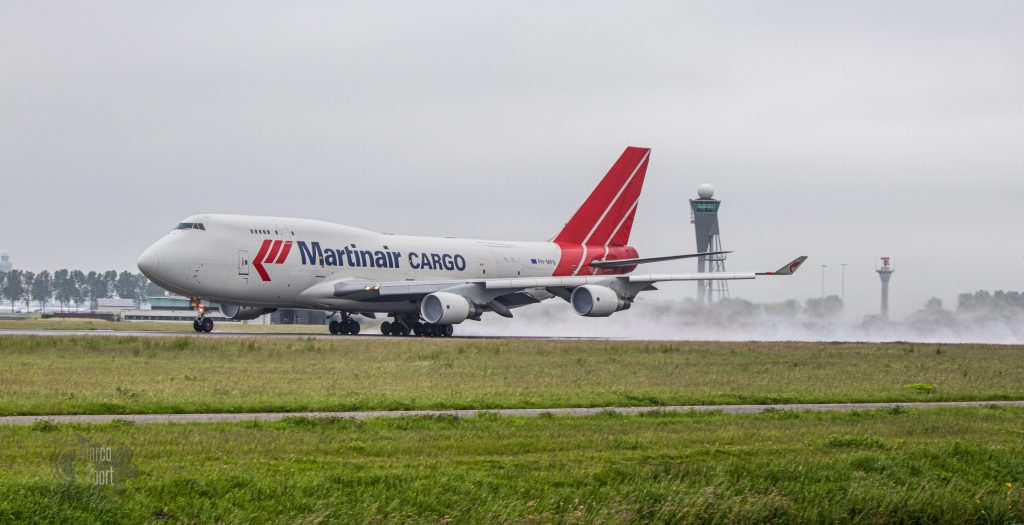 Martinair cargo op een regenachtige Polderbaan - Schiphol Amsterdam Airport
